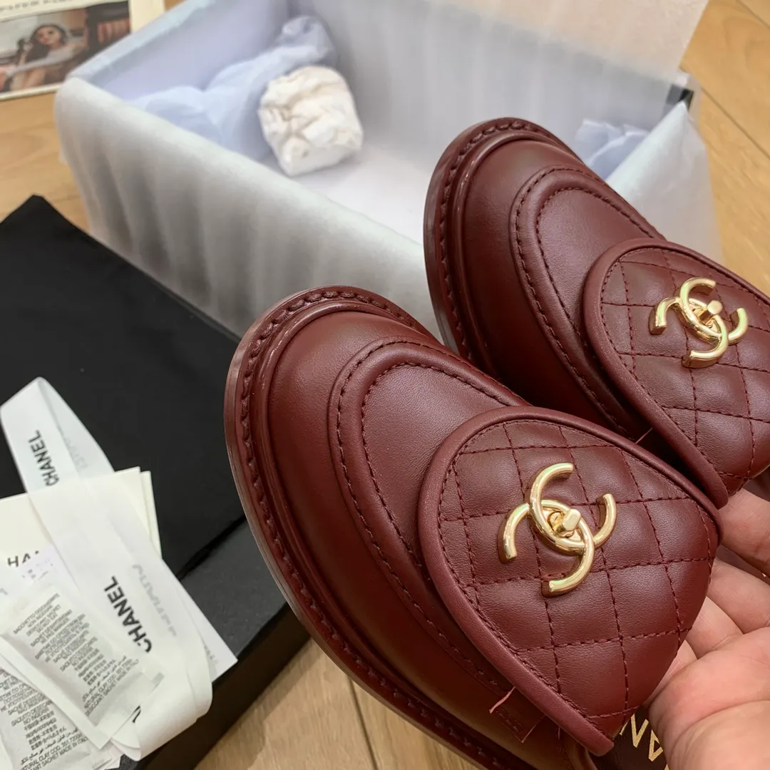 👟👟Ex-factory price 560👟👟 🍀 The official website is updated simultaneously with high version, CHANEL Chanel's new top-quality autumn shoes and slippers series in early spring____________ is a must-have hot item for fragrance families in spring and autumn, the goddess series, with the elegant and ladylike temperament of fragrance families, super attractive, irresistible, and exciting... ▪️The upper is imported cowhide/butter/patent leather, high-end and texture ➕Original molded hardware buckle ➕Electric embroidery ▪️The lining is imported lambskin, soft and comfortable ▪️Original molded version, Italian genuine leather outsole🇮🇹 ▪️Number of codes: 34-42 (34 40 41 42 is custom-made, non-refundable and non-exchangeable) Multiple colors are available, you can also place an order with the picture